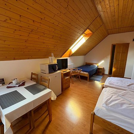 Haramia Csapszek Es Fogado Hotel โซมบ็อตเฮย์ ภายนอก รูปภาพ