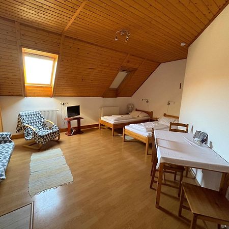 Haramia Csapszek Es Fogado Hotel โซมบ็อตเฮย์ ภายนอก รูปภาพ