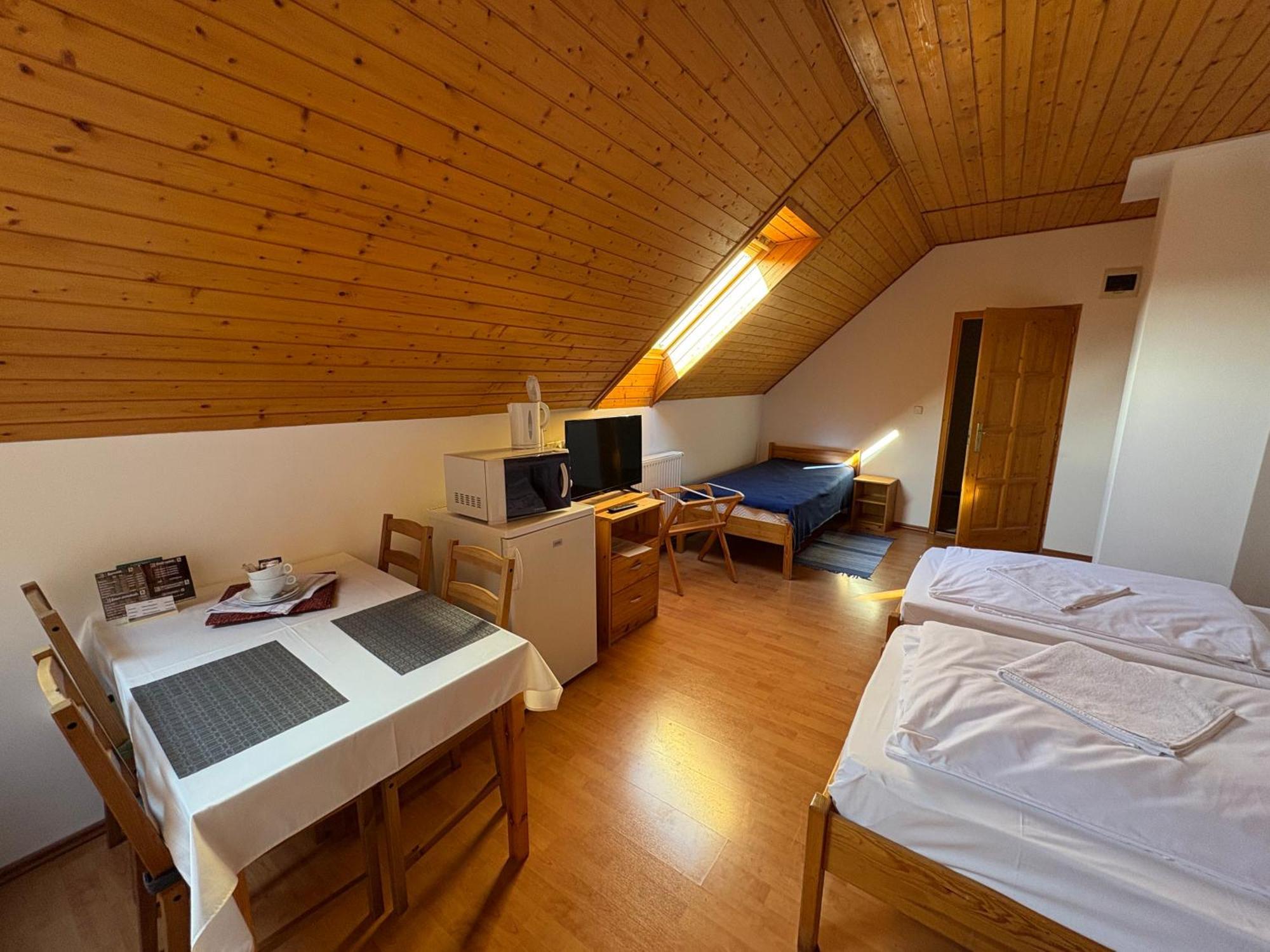 Haramia Csapszek Es Fogado Hotel โซมบ็อตเฮย์ ภายนอก รูปภาพ