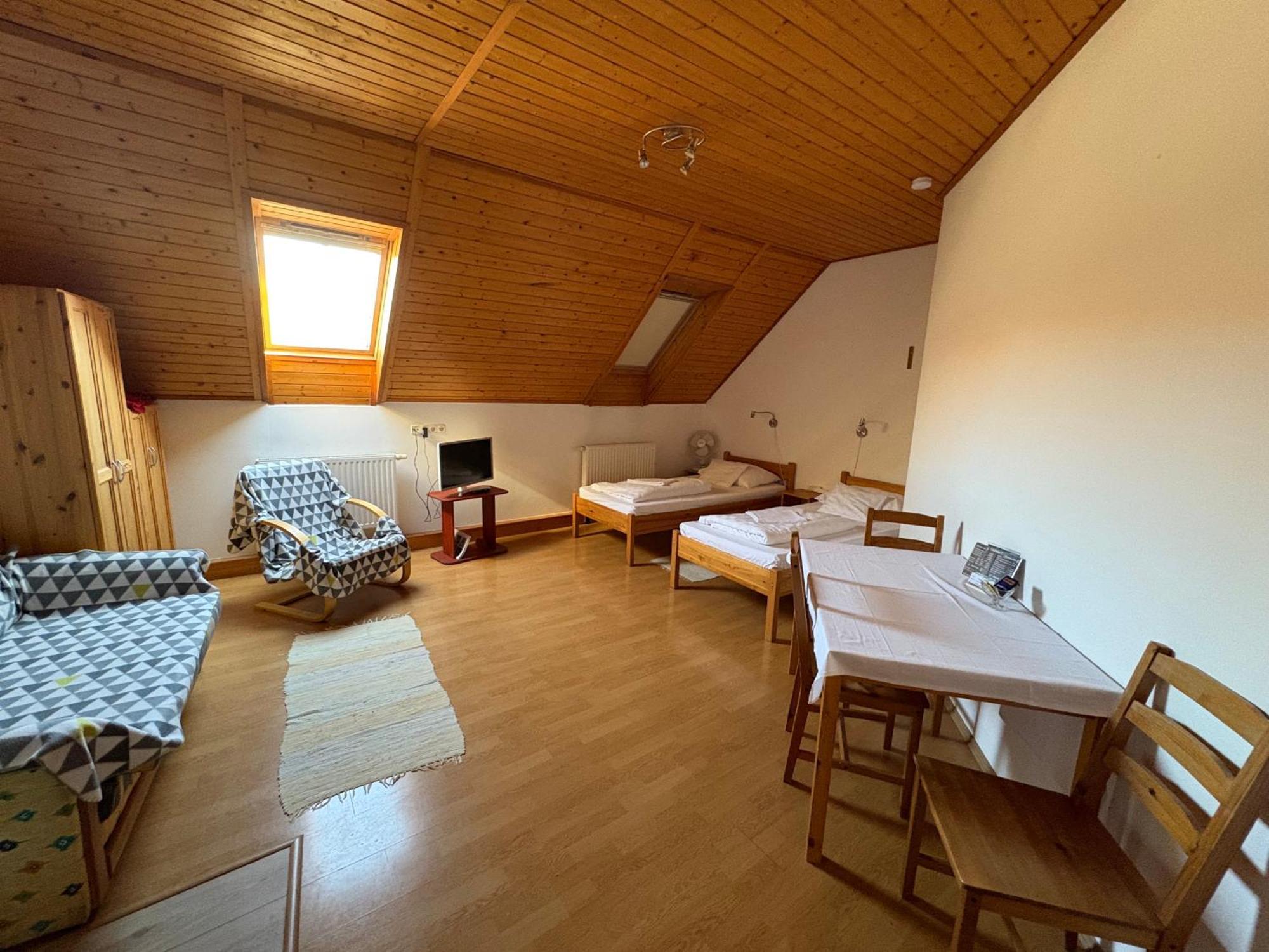 Haramia Csapszek Es Fogado Hotel โซมบ็อตเฮย์ ภายนอก รูปภาพ