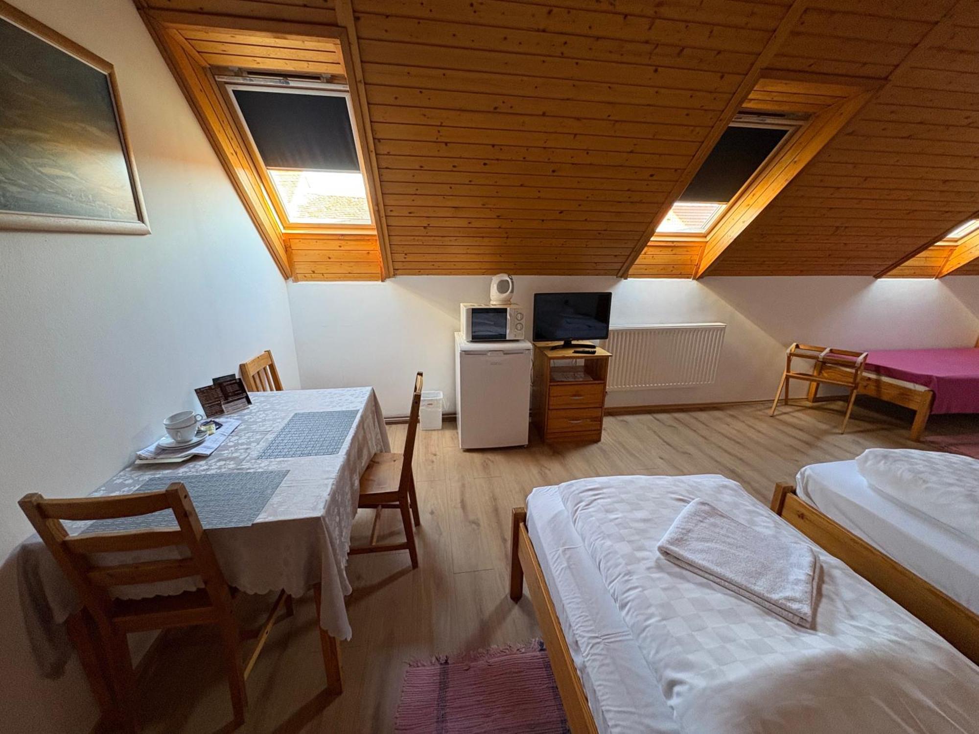 Haramia Csapszek Es Fogado Hotel โซมบ็อตเฮย์ ภายนอก รูปภาพ