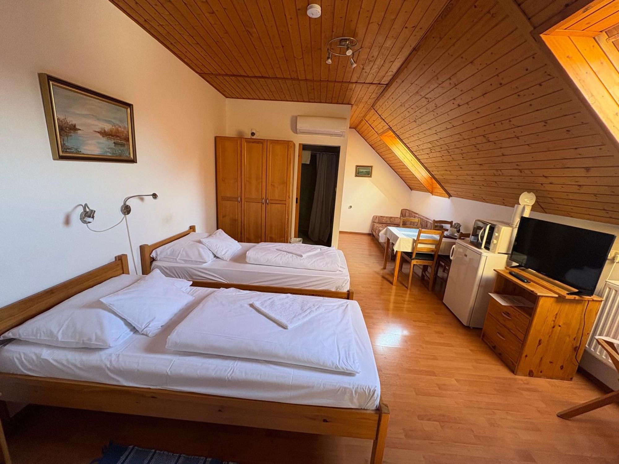 Haramia Csapszek Es Fogado Hotel โซมบ็อตเฮย์ ภายนอก รูปภาพ