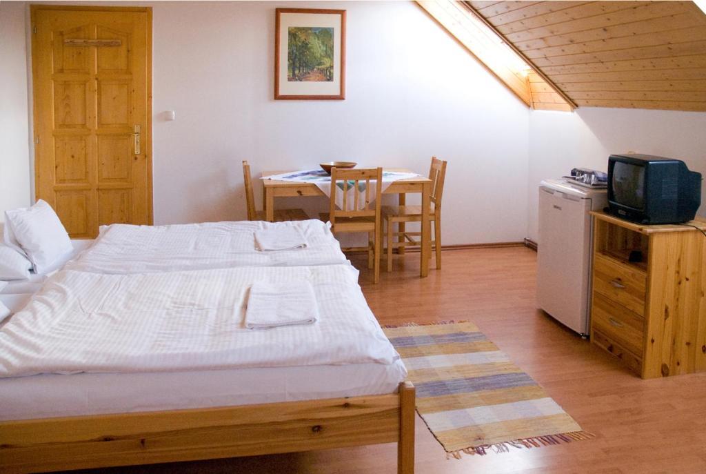 Haramia Csapszek Es Fogado Hotel โซมบ็อตเฮย์ ห้อง รูปภาพ