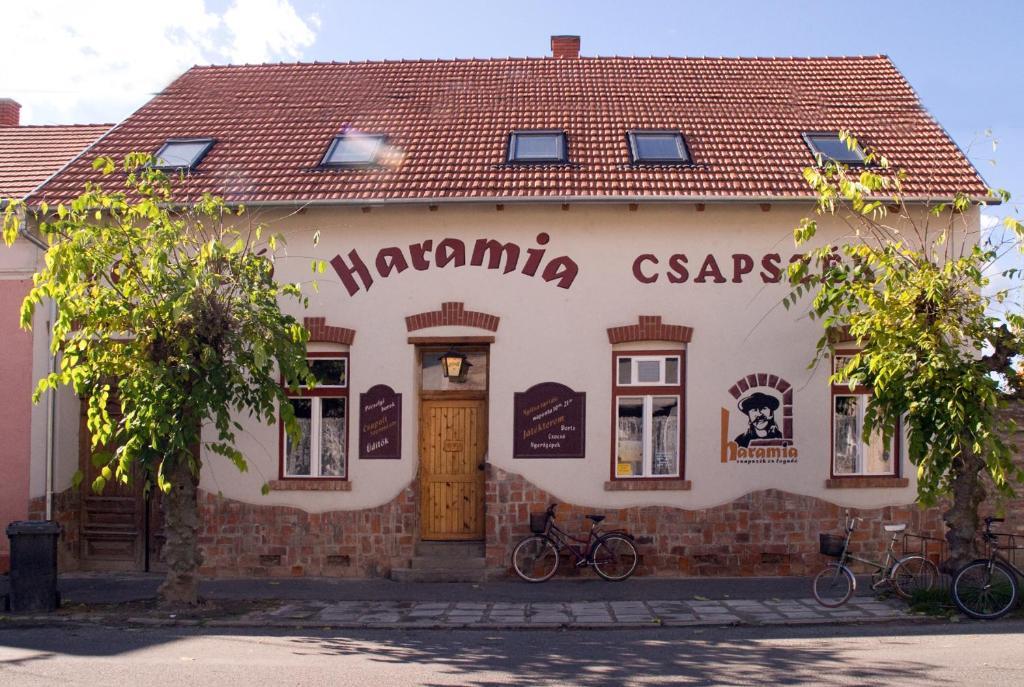 Haramia Csapszek Es Fogado Hotel โซมบ็อตเฮย์ ภายนอก รูปภาพ