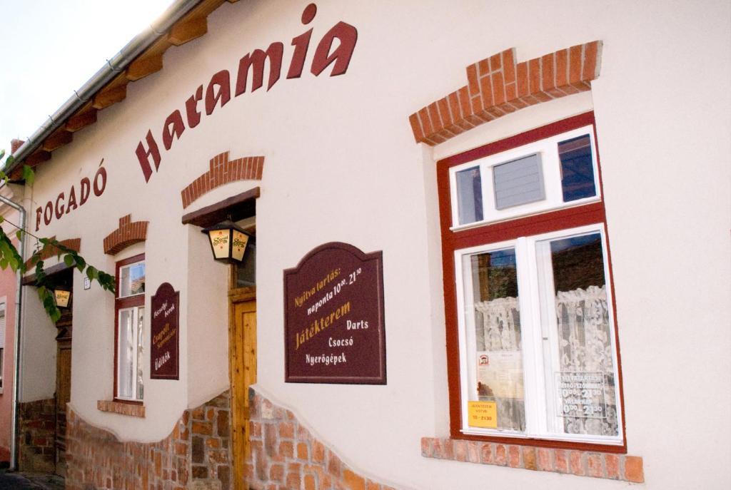 Haramia Csapszek Es Fogado Hotel โซมบ็อตเฮย์ ภายนอก รูปภาพ